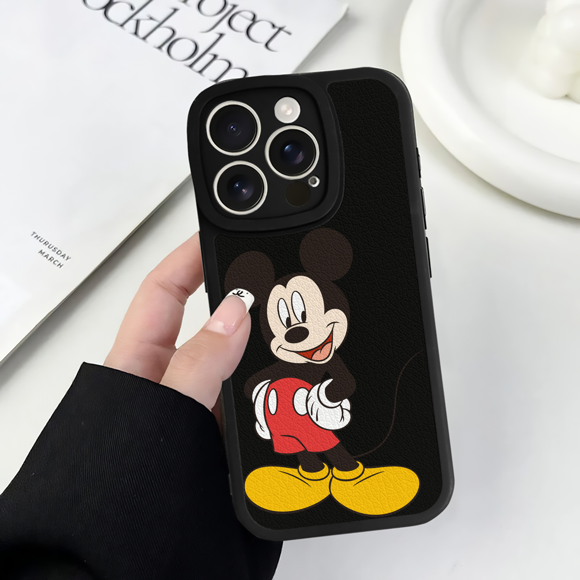 （画像用） ミッキーマウス Mickey Mouse 【iPhone 16シリーズ対応】シリコンスマホケース（レザー調） 材質：シリコン